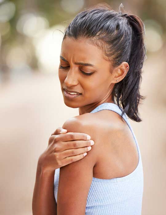 woman with shoulder pain